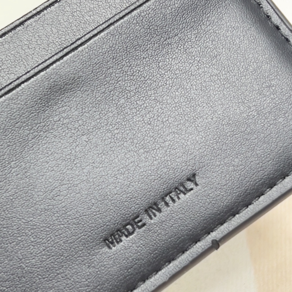 超激安ブランド財布偽物着用イメージ